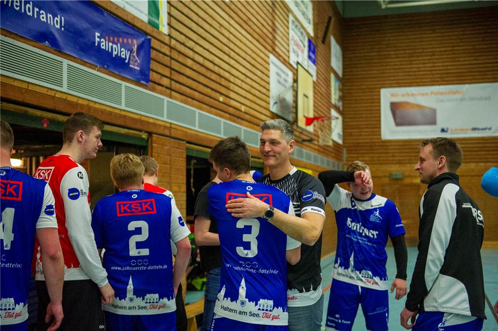 Dank eines 27:10-Sieges gegen die HSG Rauxel-Schwerin III sind die Herren III des HSC Haltern-Sythen nicht mehr von einem der beiden Aufstiegsplätze in der 2. Kreisklasse zu verdrängen. Der Jubel nach dem Spiel war groß.