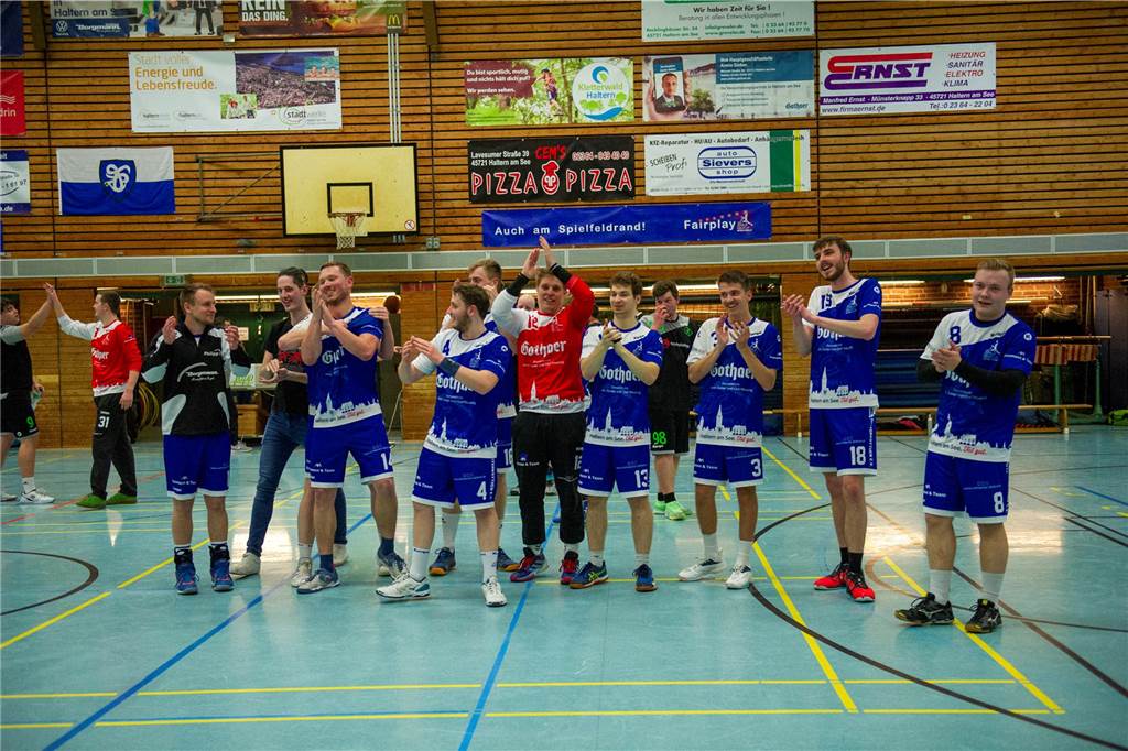 Dank eines 27:10-Sieges gegen die HSG Rauxel-Schwerin III sind die Herren III des HSC Haltern-Sythen nicht mehr von einem der beiden Aufstiegsplätze in der 2. Kreisklasse zu verdrängen. Der Jubel nach dem Spiel war groß.