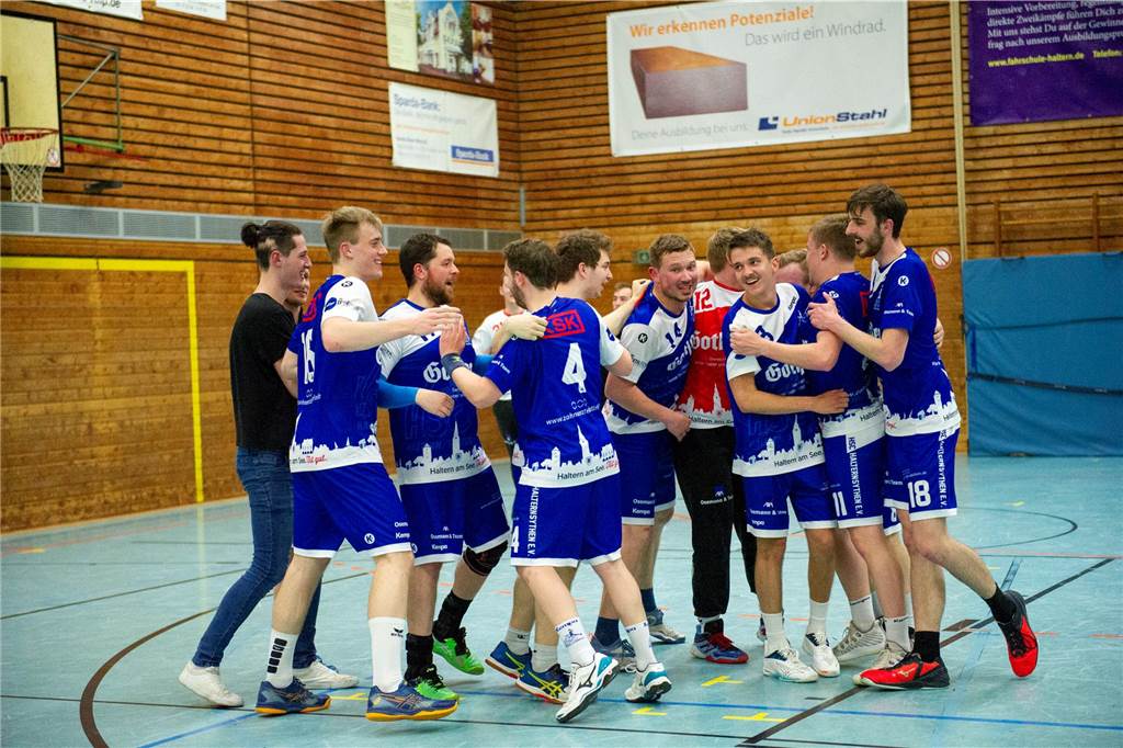 Dank eines 27:10-Sieges gegen die HSG Rauxel-Schwerin III sind die Herren III des HSC Haltern-Sythen nicht mehr von einem der beiden Aufstiegsplätze in der 2. Kreisklasse zu verdrängen. Der Jubel nach dem Spiel war groß.