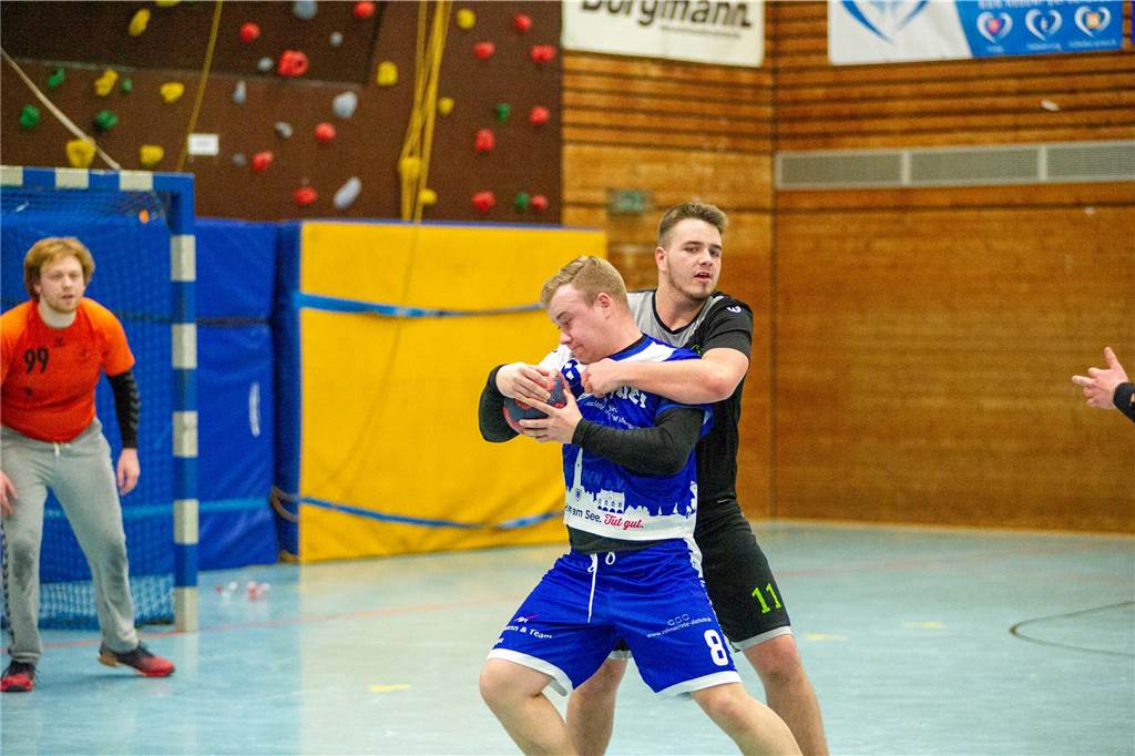 Dank eines 27:10-Sieges gegen die HSG Rauxel-Schwerin III sind die Herren III des HSC Haltern-Sythen nicht mehr von einem der beiden Aufstiegsplätze in der 2. Kreisklasse zu verdrängen. Der Jubel nach dem Spiel war groß.