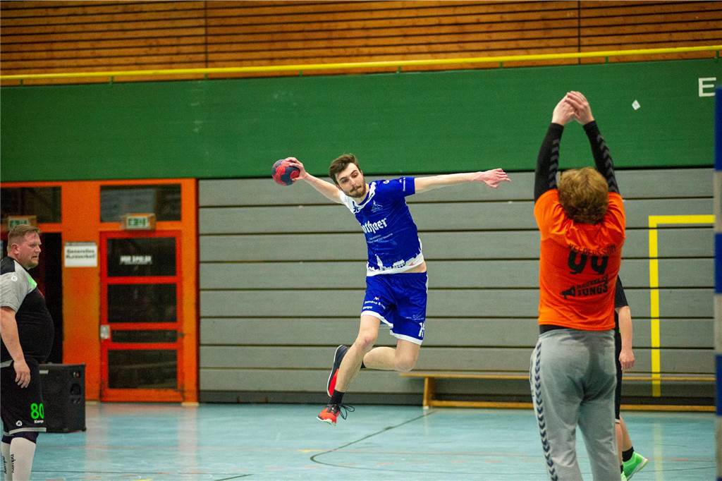 Dank eines 27:10-Sieges gegen die HSG Rauxel-Schwerin III sind die Herren III des HSC Haltern-Sythen nicht mehr von einem der beiden Aufstiegsplätze in der 2. Kreisklasse zu verdrängen. Der Jubel nach dem Spiel war groß.
