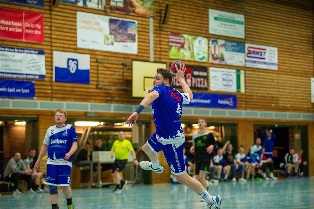 Dank eines 27:10-Sieges gegen die HSG Rauxel-Schwerin III sind die Herren III des HSC Haltern-Sythen nicht mehr von einem der beiden Aufstiegsplätze in der 2. Kreisklasse zu verdrängen. Der Jubel nach dem Spiel war groß.