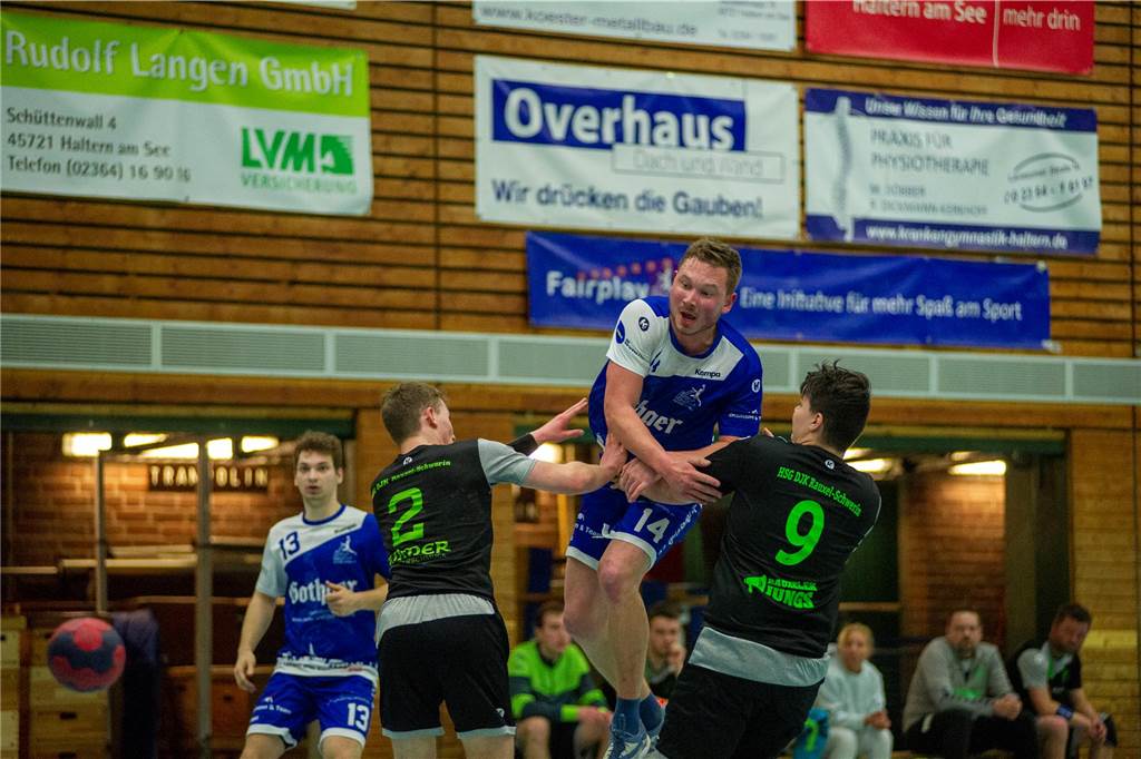 Dank eines 27:10-Sieges gegen die HSG Rauxel-Schwerin III sind die Herren III des HSC Haltern-Sythen nicht mehr von einem der beiden Aufstiegsplätze in der 2. Kreisklasse zu verdrängen. Der Jubel nach dem Spiel war groß.