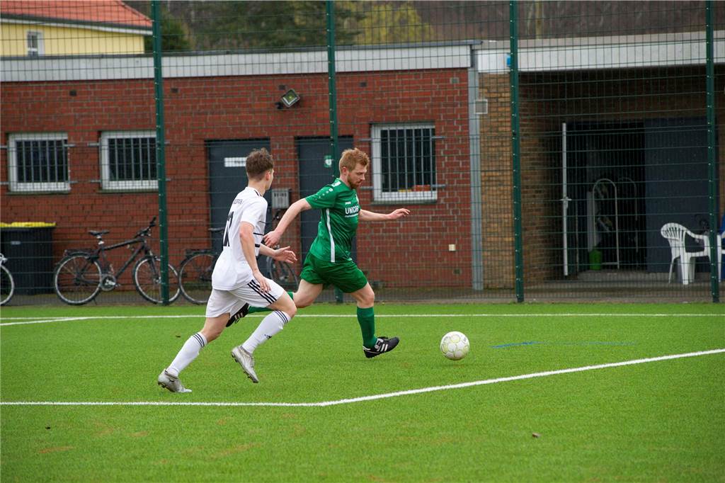 Dank eines späten Treffers von Luke Shane Reining setzte sich der SV Bossendorf mit 2:1 gegen den SV Borussia Ahsen II durch.