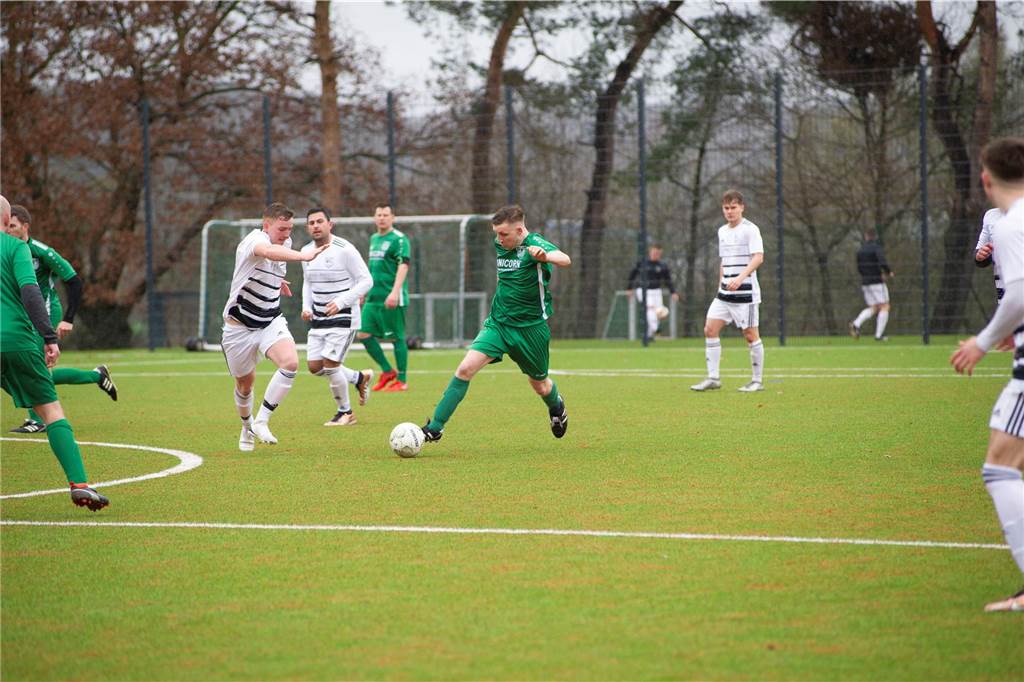 Dank eines späten Treffers von Luke Shane Reining setzte sich der SV Bossendorf mit 2:1 gegen den SV Borussia Ahsen II durch.