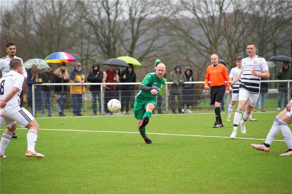 Dank eines späten Treffers von Luke Shane Reining setzte sich der SV Bossendorf mit 2:1 gegen den SV Borussia Ahsen II durch.
