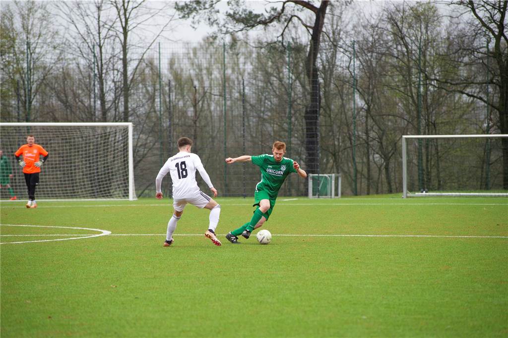 Dank eines späten Treffers von Luke Shane Reining setzte sich der SV Bossendorf mit 2:1 gegen den SV Borussia Ahsen II durch.