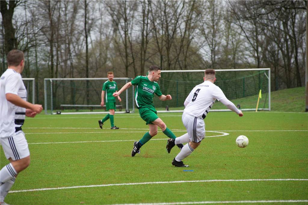 Dank eines späten Treffers von Luke Shane Reining setzte sich der SV Bossendorf mit 2:1 gegen den SV Borussia Ahsen II durch.