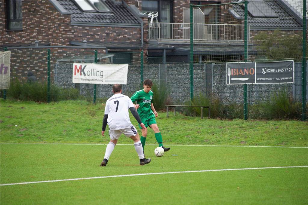 Dank eines späten Treffers von Luke Shane Reining setzte sich der SV Bossendorf mit 2:1 gegen den SV Borussia Ahsen II durch.