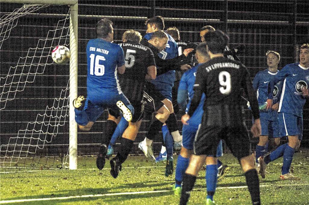 Dank eines Treffers in der Nachspielzeit feierte der SV Lippramsdorf II am Freitagabend einen 3:2-Derbysieg gegen den ETuS Haltern II.
