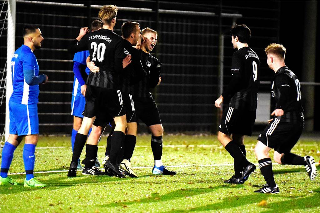 Dank eines Treffers in der Nachspielzeit feierte der SV Lippramsdorf II am Freitagabend einen 3:2-Derbysieg gegen den ETuS Haltern II.