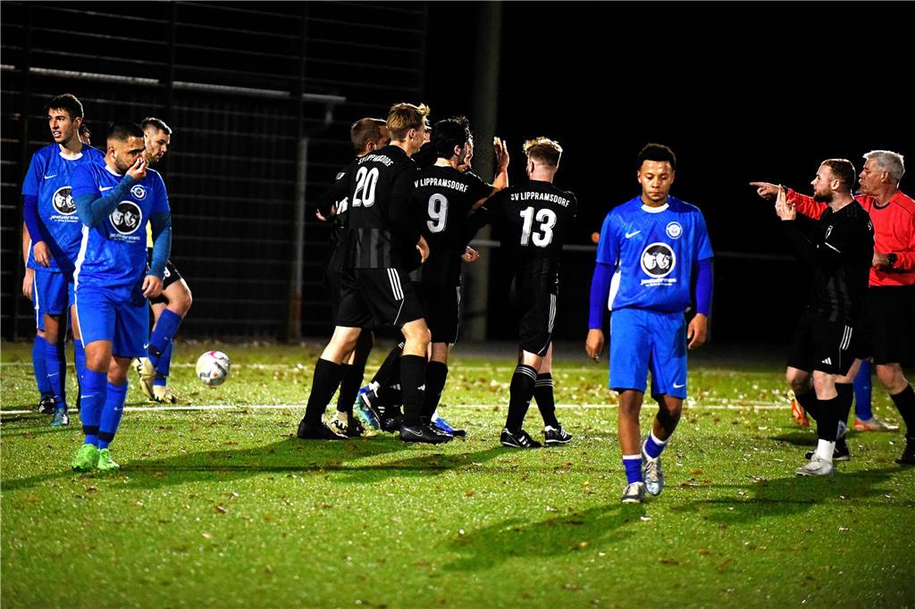 Dank eines Treffers in der Nachspielzeit feierte der SV Lippramsdorf II am Freitagabend einen 3:2-Derbysieg gegen den ETuS Haltern II.