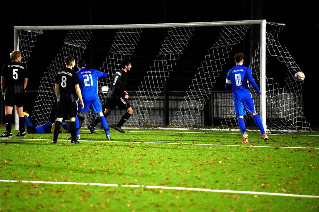 Dank eines Treffers in der Nachspielzeit feierte der SV Lippramsdorf II am Freitagabend einen 3:2-Derbysieg gegen den ETuS Haltern II.