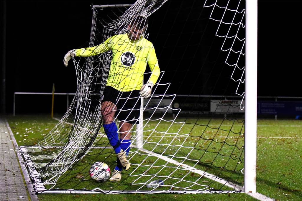 Dank eines Treffers in der Nachspielzeit feierte der SV Lippramsdorf II am Freitagabend einen 3:2-Derbysieg gegen den ETuS Haltern II.