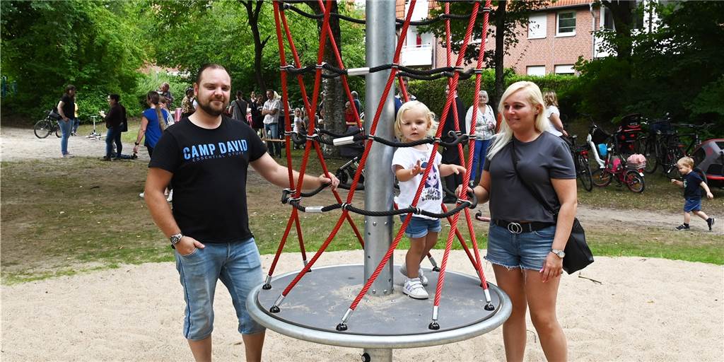 Wie ein Spielplatz in Dorsten in einer Gemeinschaftsaktion aufgemöbelt wurde (mit Video) Eltern mit Kind auf Spielplatz Südheide