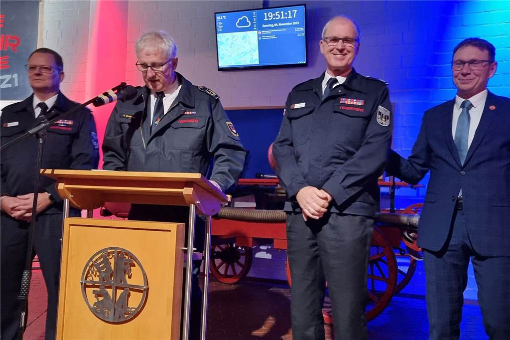 Feuerwehr im Umbruch: Vize-Leiter Mehringskötter gebührend verabschiedet Dank für 16 Jahre in der Wehrleitung: (v.l.) Thomas Temmann, Jörg Sommer, Jörg Mehringskötter und Lothar Christ.