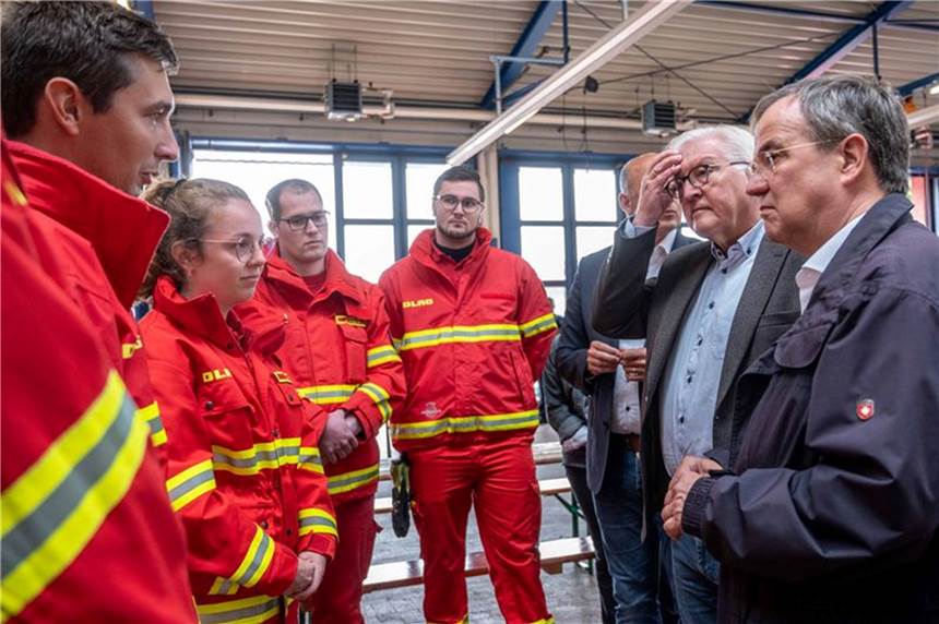 Steinmeier in Erftstadt: „Ihr Schicksal bricht uns das Herz" Dank „im Namen aller Deutschen": Bundespräsident Frank-Walter Steinmeier hat gemeinsam mit NRW-Ministerpräsident Armin Laschet Helfer im Hochwassergebiet in NRW besucht.