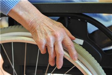 Dank neuer Therapien hat die Lebenserwartung von MS-Patienten zugenommen. Der Anteil gesetzlich Versicherter mit Multipler Sklerose liegt in Deutschland derzeit bei 0,32 Prozent. Foto: Patrick Pleul