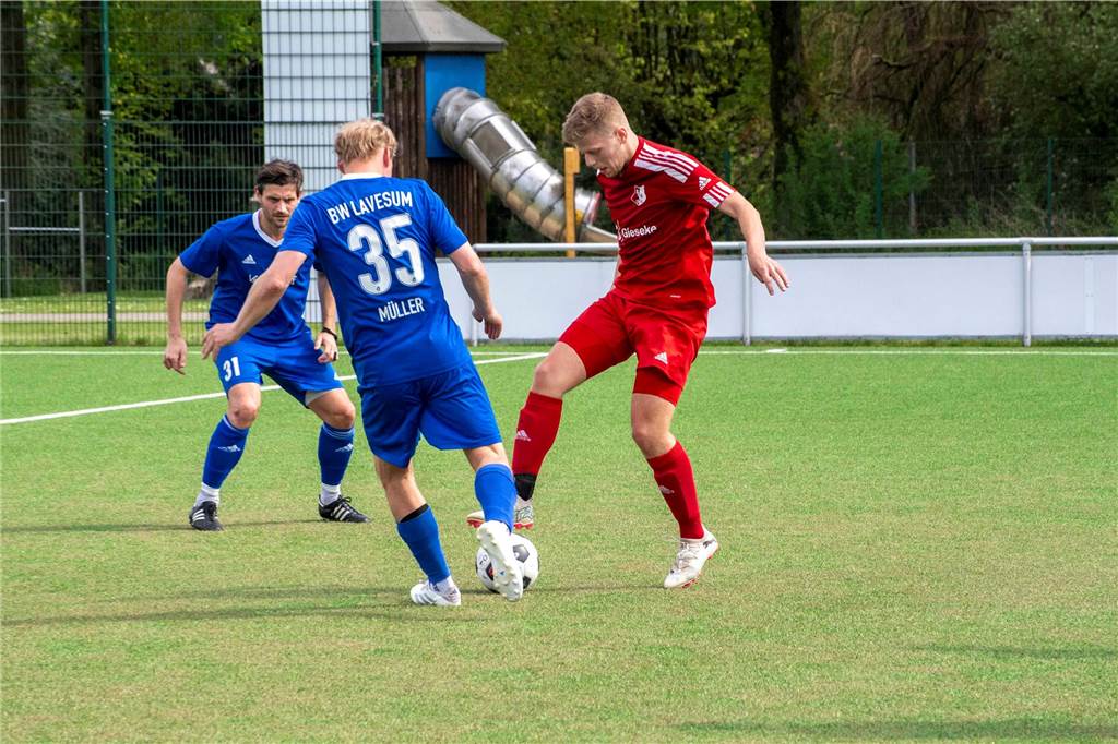 Dank zwei ganz später Tore in der Nachspielzeit sicherte sich BW Lavesum gegen SuS Hochmoor doch noch einen Punkt. Endstand: 3:3.