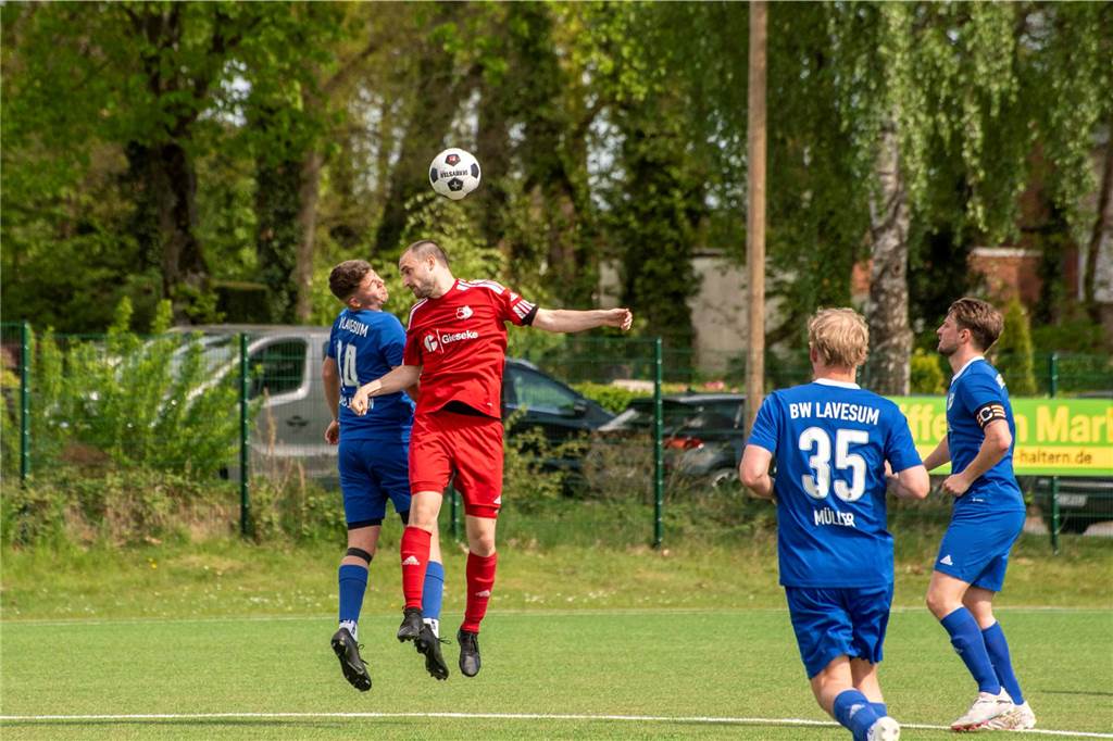 Dank zwei ganz später Tore in der Nachspielzeit sicherte sich BW Lavesum gegen SuS Hochmoor doch noch einen Punkt. Endstand: 3:3.