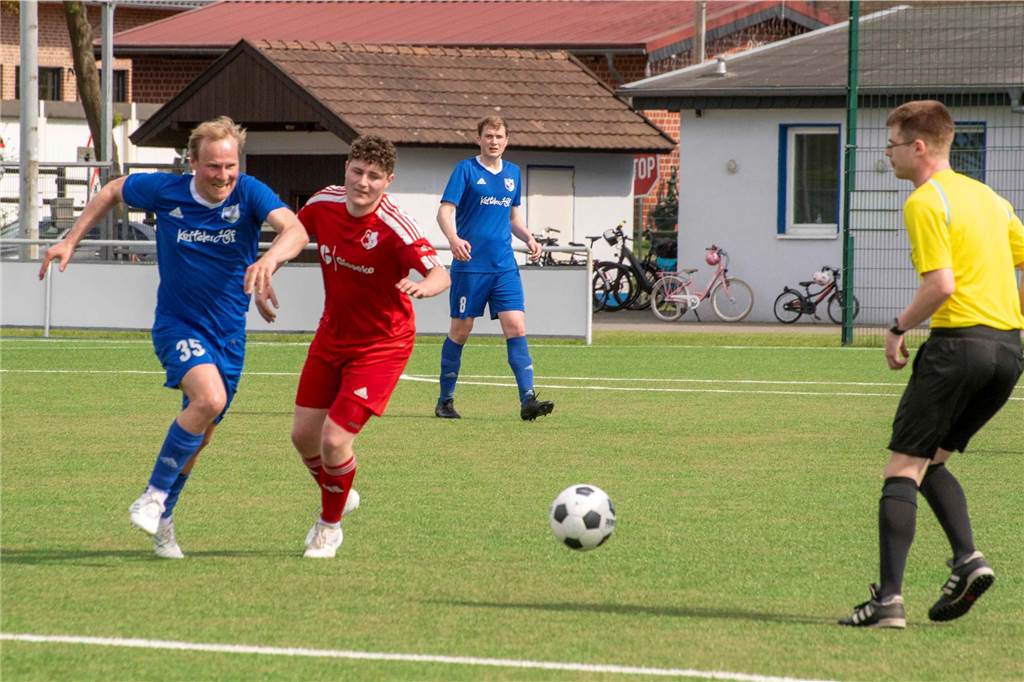 Dank zwei ganz später Tore in der Nachspielzeit sicherte sich BW Lavesum gegen SuS Hochmoor doch noch einen Punkt. Endstand: 3:3.