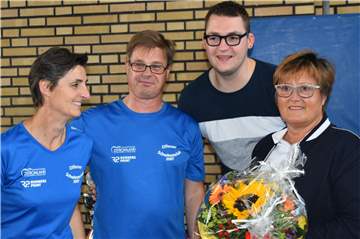 „Danke“ an Christa Kötter (r.) für über 20 Schwimmkurse sagten die OSC-Vorstandsmitglieder Jost Mumm (M.), Emmanuelle Hof und Björn Feldkamp im Rahmen der Siegerehrung der Stadtmeisterschaften in der Geest-Turnhalle.