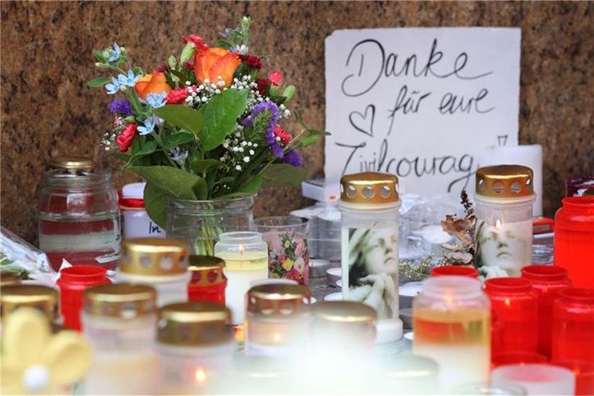 Gedenkfeier nach Würzburger Gewalttat - Ermittlungen laufen "Danke für eure Zivilcourage" ist auf einem Schild vor einem geschlossenen und abgesperrten Kaufhaus in der Würzburger Innenstadt zu lesen.