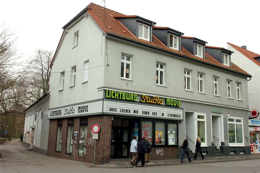 Lebendige Kinogeschichte: Lichtburg-Schriftzeichen an Stadtmuseum übergeben „Danke Lünen, wir sehen uns im Cineworld“ - so war es beim endgültigen Abschied an der Fassade der Lichtburg zu lesen.