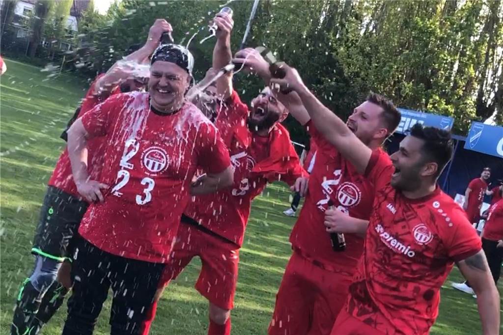 Vorzeitig Meister: FC TuRa Bergkamen lässt die Sektkorken knallen Dann also doch: Als er zum Interview antrat, gab es für TuRa-Trainer Chris Brrügmann die meisterliche Bierdusche.