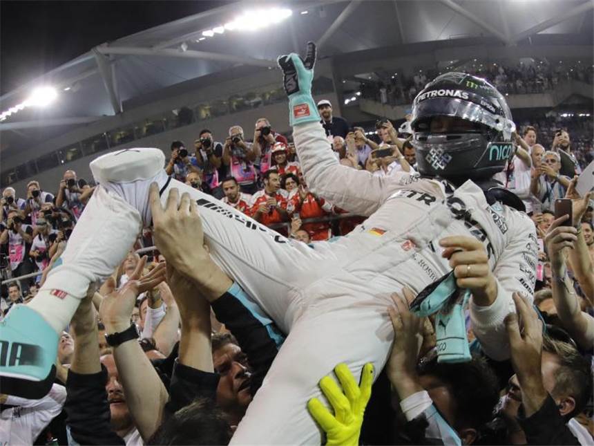 Rosberg feiert WM-Triumph im Zitter-Finale Dann gönnt er sich das Bad in der Menge. Foto: Valdrin Xhemaj