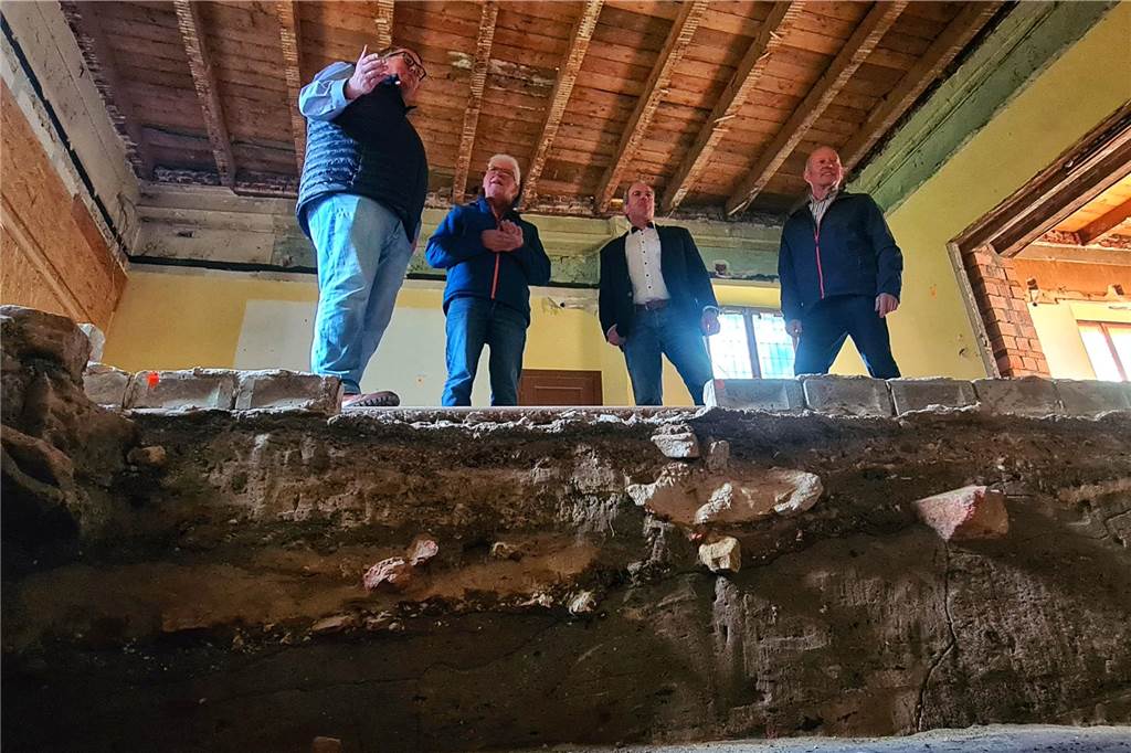 Mitglieder des Trägervereins besuchen die Burgschänke.