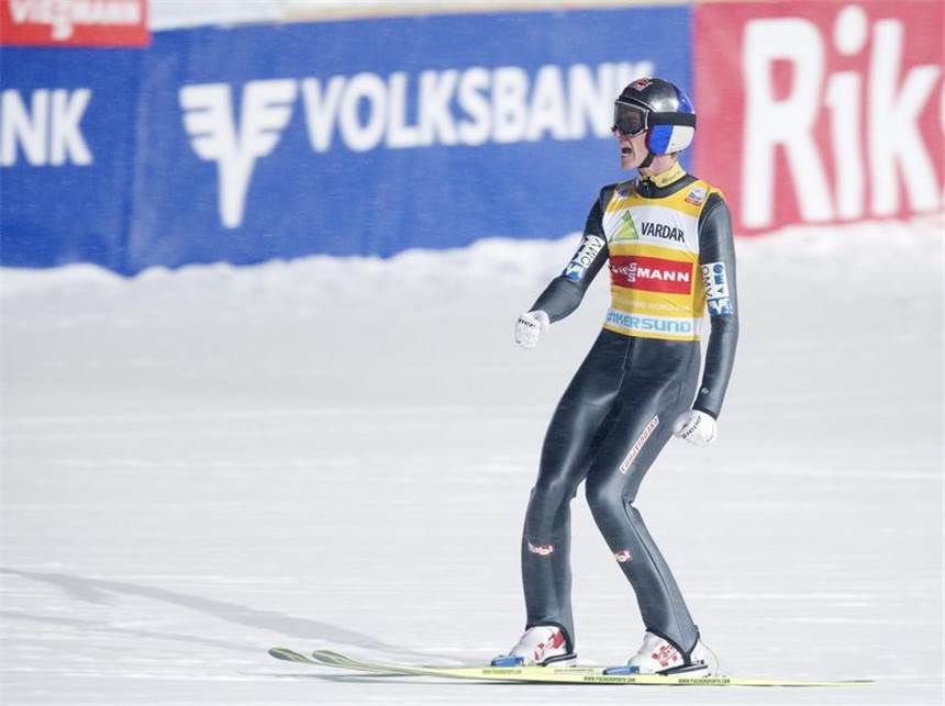 Schlierenzauer zieht mit Nykänen gleich - Neumayer 8. Dann kommt das Ergebnis: 240 Meter! Das ist der Sieg für Schlierenzauer. Foto: Terje Bendiksby