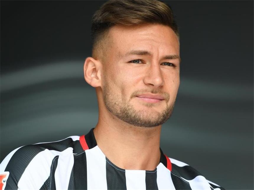 Vorrunden-Aus für Frankfurter Blum Danny Blum fällt verletzt für Eintracht Frankfurt aus. Foto: Arne Dedert
