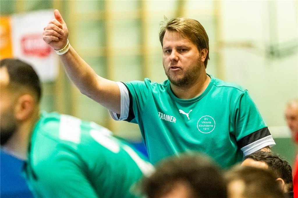 Zwei wie Pech und Schwefel: Vater und Sohn Bredehorn sind unzertrennlich Danny Bredehorn coacht Viktoria Kirchderne bei der Dortmunder Hallenstadtmeisterschaft.