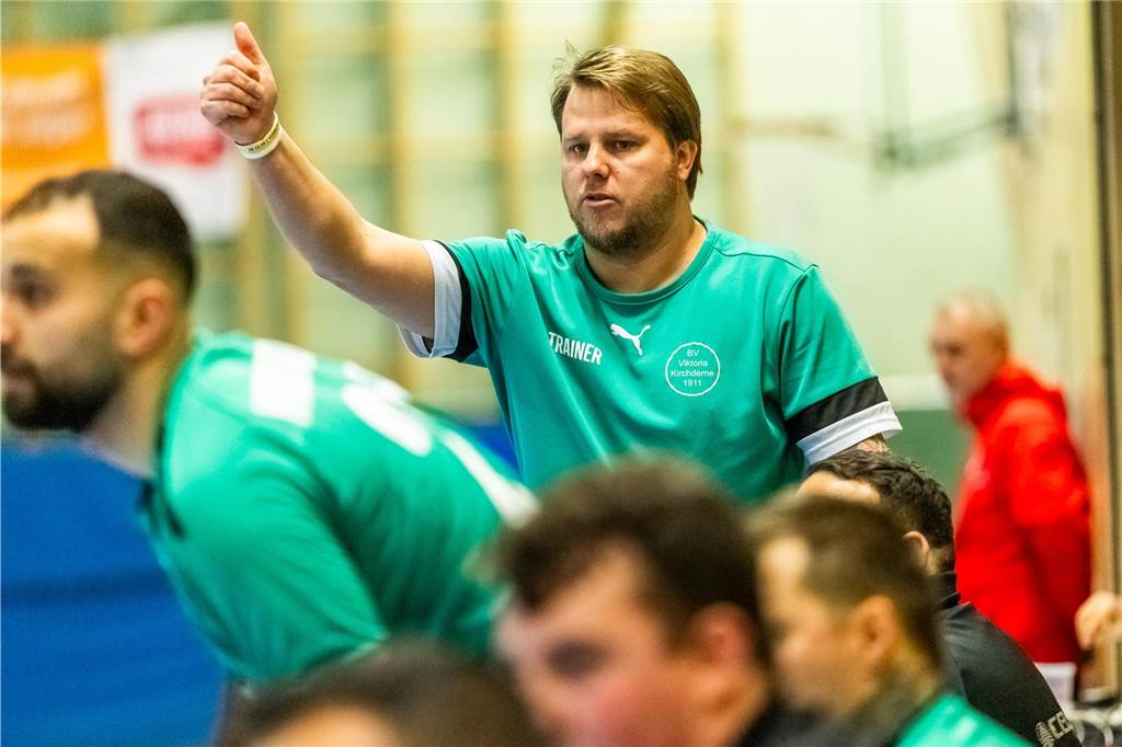 Danny Bredehorn zeigt die "Daumen-hoch"-Geste