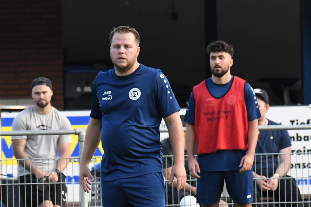 Danny Bredehorn steht auf dem Fußballfeld.