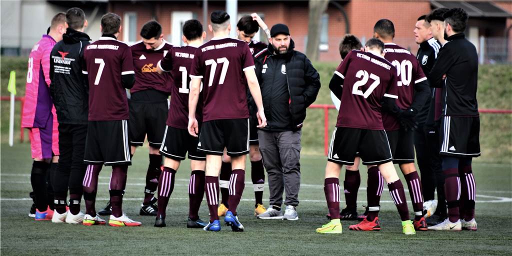 Castrop-Rauxeler Trainer spricht Aufstellung mit seinen Keepern ab Danny Jordan (Mitte), Coach der SG Victoria/Sportfreunde, gibt einem Teil seiner Schützlinge ein Mitspracherecht bei den Aufstellungen.