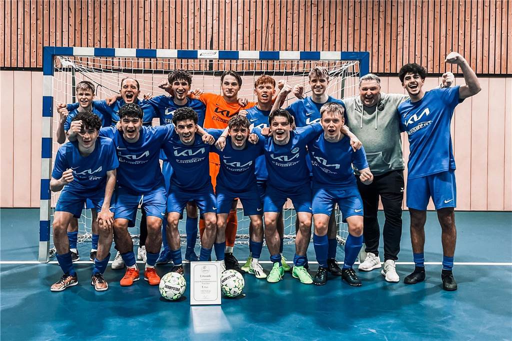 Athavan Varathan holt vertraute Gesichter aus Waltrop: Neuer Spieler, neue Jugend-Trainer Danny Putzig (2.v.r.u.) gewann mit den Junioren des VfB Waltrop den Vize-Titel der Deutschen Futsal-Meisterschaften. Auf diesem Foto bejubelt das Team die Westdeutsche Meisterschaft.