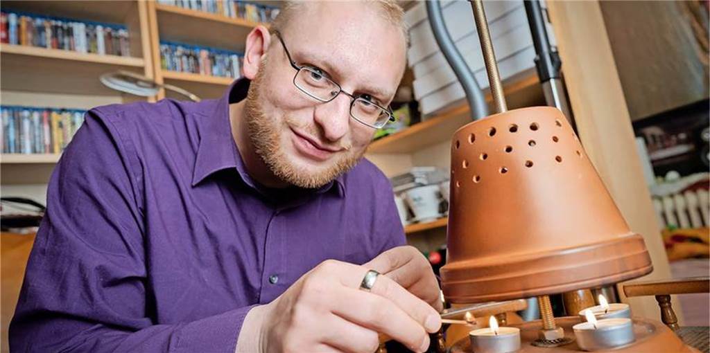 Null Euro für das Heizen: Wie kann das funktionieren? Danny Schroeder hält seine Wohnung mit einem Teelichtofen warm. Auch beim Stromsparen ist er ganz vorne dabei.