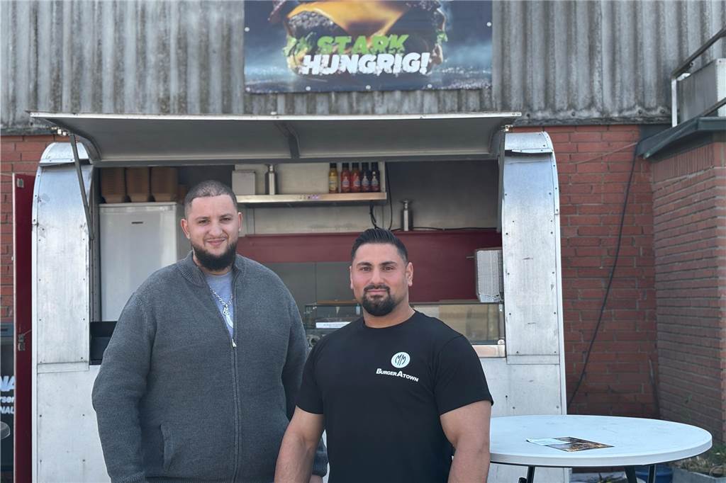 Hammed Changharli und Danny Xalcin vor dem Wagen.