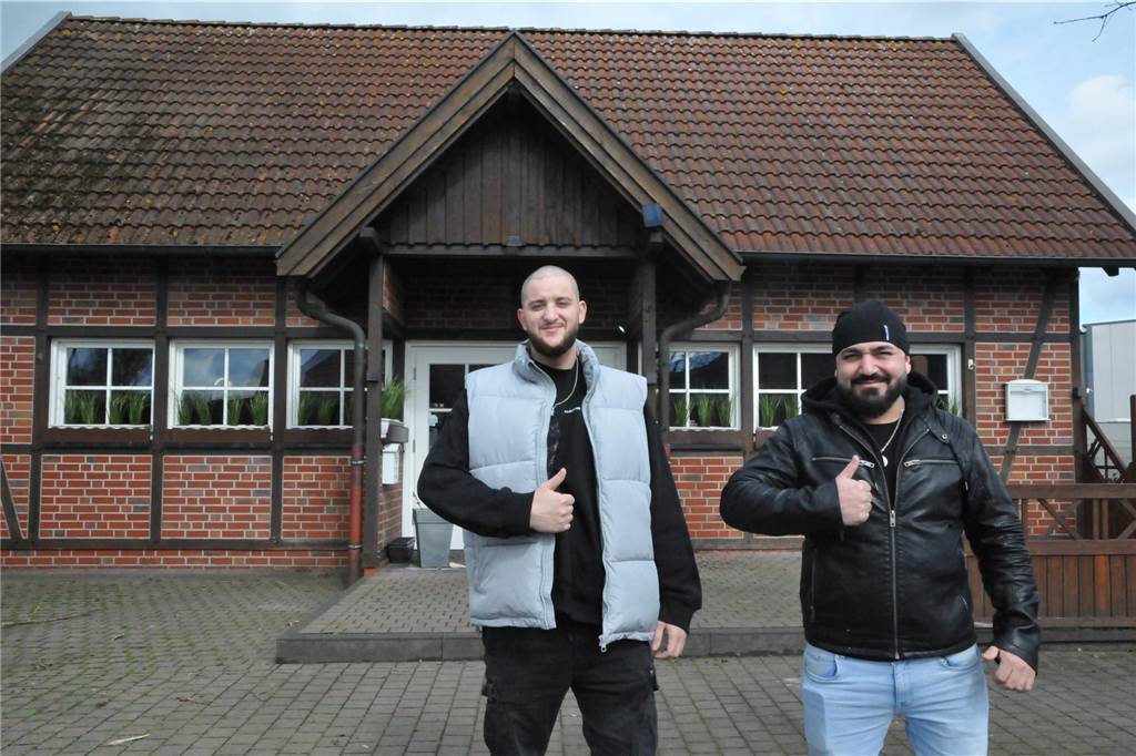 Betreiber des „Grillhouse Mozzaik“ eröffnen zweiten Imbiss in Ottenstein Danny Yalcin (l.) und Hamza Jaser (r.) vor ihrem neuen Imbiss