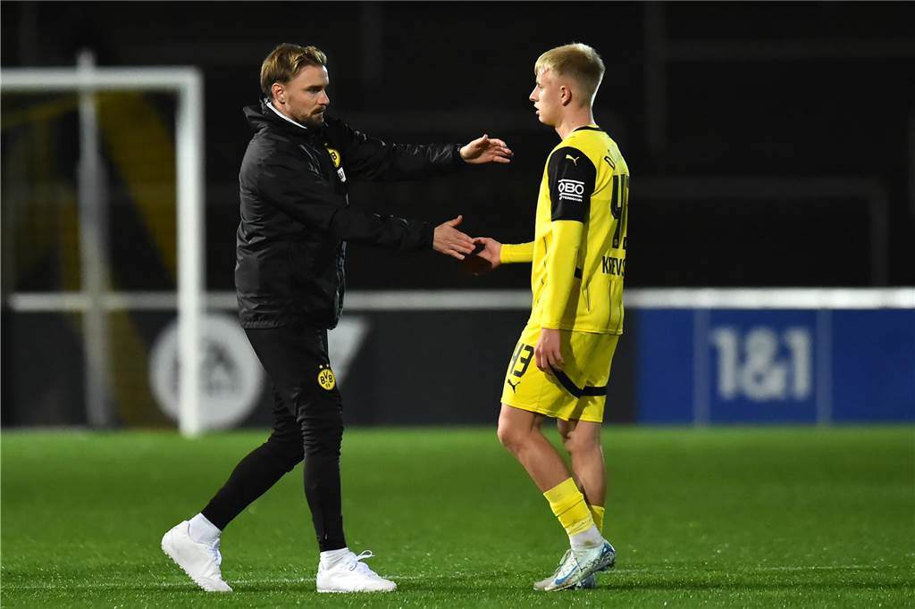 Danylo Krevsun klatscht mit Marcel Schmelzer ab.
