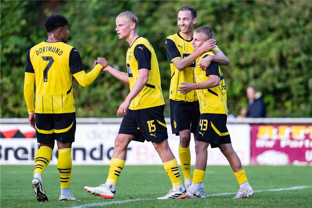 BVB-U23: Test Die Spieler der BVB-U23 bejubeln ein Tor.
