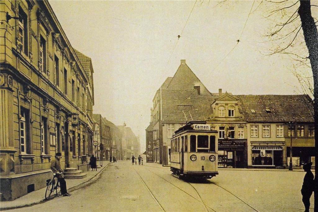 Daran dürften sich ältere Werner noch erinnern: Die Kleinbahn Unna-Kamen-Werne hielt früher unter anderem auf dem Marktplatz.