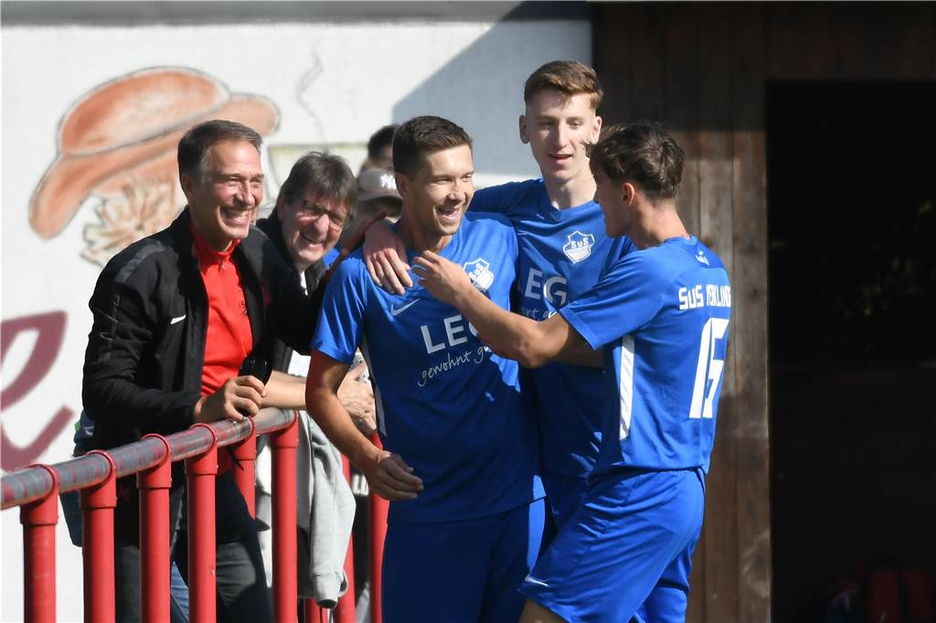 Castrop-Rauxeler Goalgetter feiert Comeback für seinen Klub - und kennt nur noch einen Mitspieler Daran hatte Martin Broll (l), der Sportliche Leiter des SuS Merklinde seinen Spaß: Der von ihm reaktivierte Nico Kresic (M) traf zum 1:0 gegen Arminia Ickern.