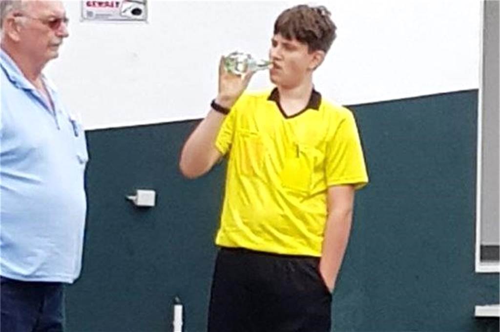 Fußball, der erste Einsatz des 15-jährigen Schiedsrichter-Talents Ole Richter (DJK SF Datteln) am 7. August 2021 in einem Spiel bei der DJK GW Erkenschwick wurde vom Schiri-Paten Siegmar Tylinski begleitet.