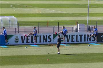 Darauf wird im Schalker Training besonders geachtet: Die Abstände müssen stimmen.