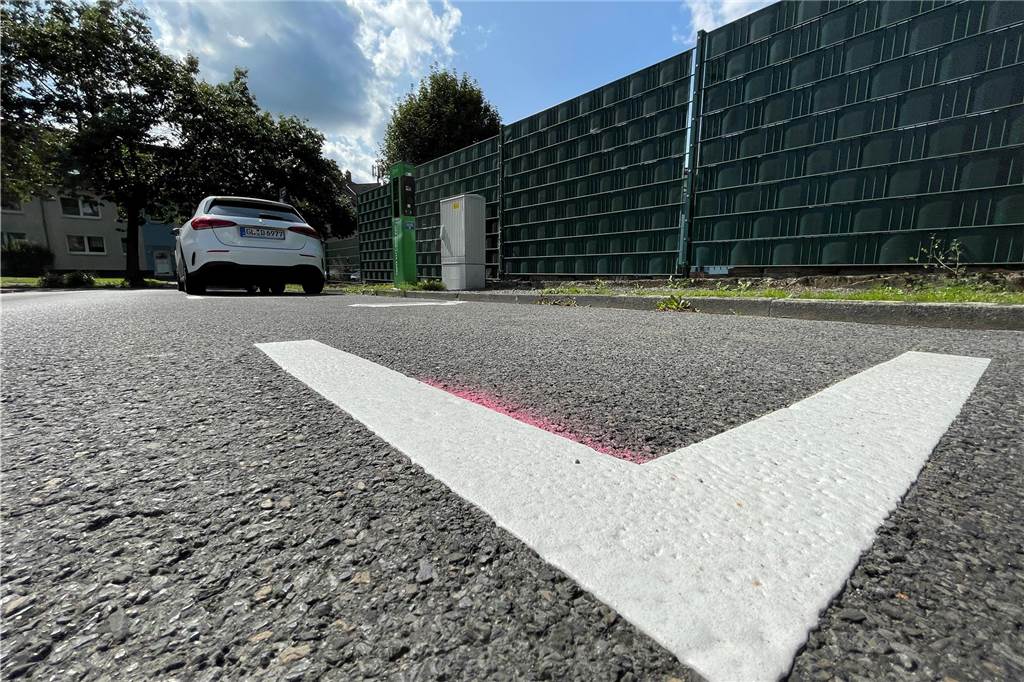 Darf ich an der E-Ladesäule parken? Neue Piktogramme ohne rechtliche Bedeutung Darf hier nur stehen, wer auch lädt?