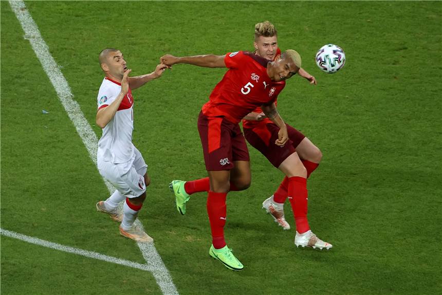 Darf mit der Schweiz aufs EM-Achtelfinale hoffen: BVB-Innenverteidiger Manuel Akanji (r.).