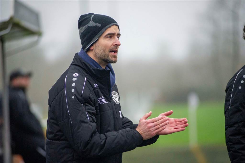Florian Abendroth: „Mein Bruder ist froh, dass er nicht der einzige alte Sack ist“ Darf seinen jüngeren Bruder als Co-Trainer des TuS-Landesliga-Teams herumkommandieren: Tim Abendroth.